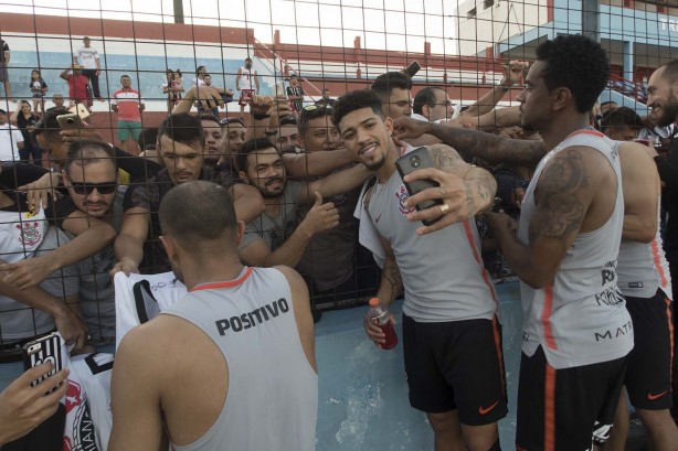 Até o novato Douglas já fez sucesso junto à torcida durante treino no CT do Fortaleza