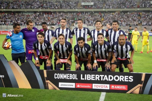 Cachito Ramrez no Allianz Parque: ltimo  direita na fila dos agachados