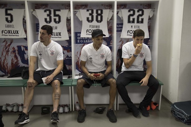 Danilo Avelar, Pedrinho e Vital no vestiário do Castelão antes do jogo contra o Ceará