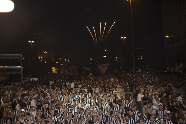 Festa no Anhangabaú reuniu mais de 100 mil corinthianos