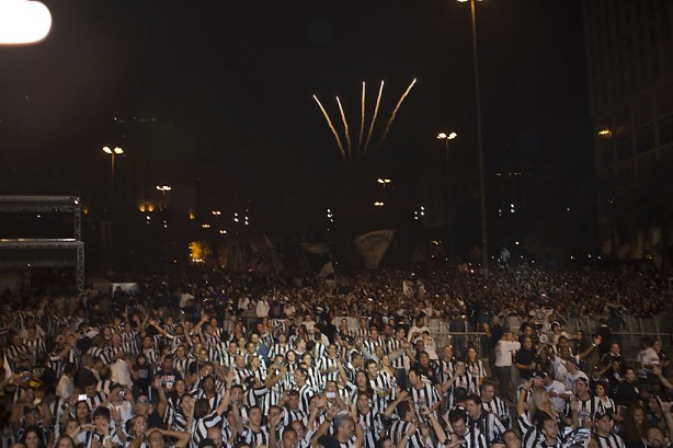 Festa no Anhangaba reuniu mais de 100 mil corinthianos