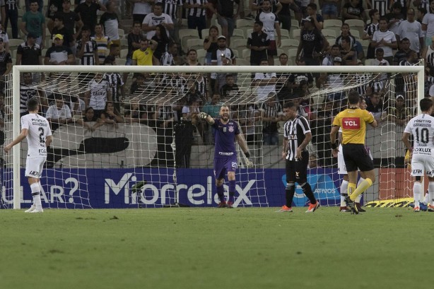 Goleiro Walter durante jogo contra o Ceará, pelo Campeonato Brasileiro