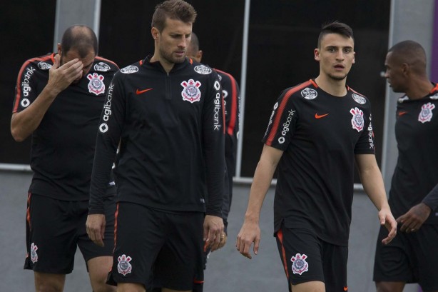 Henrique e Mantuan no treino de reapresentação da equipe após empate como Atlético-MG