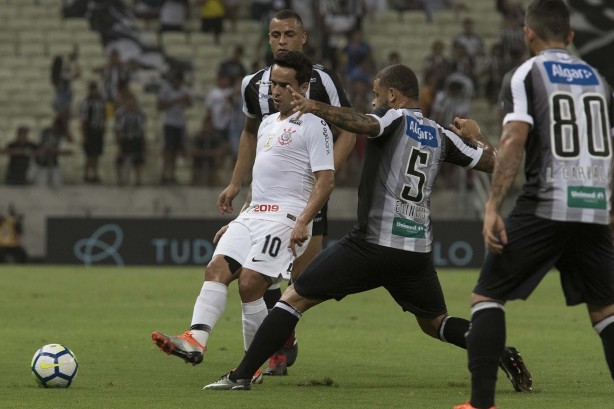 Jadson em jogada contra o Ceará, pelo Brasileirão 2018