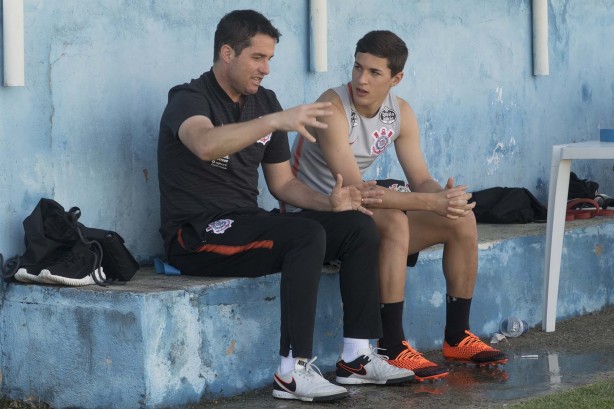 Loss conversa com Mateus Vital durante treino no CT do Fortaleza