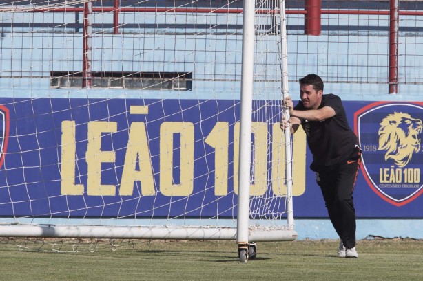 Loss pega no pesado e ajuda arrumar o campo para o treino do Timão no CT do Fortaleza