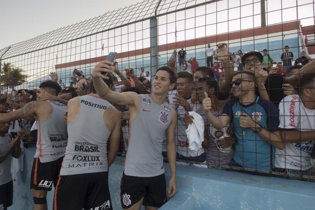 Mateus Vital também atendeu os torcedores durante treino no CT do Fortaleza