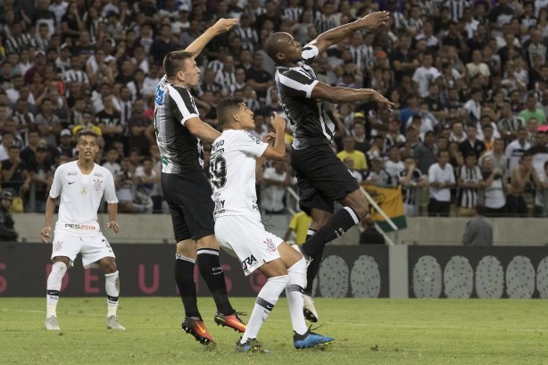 Matheus Matias em jogada contra o Ceará, pelo Campeonato Brasileiro