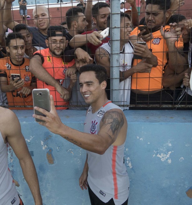 No CT do Fortaleza, Jadson atende aos torcedores durante treino