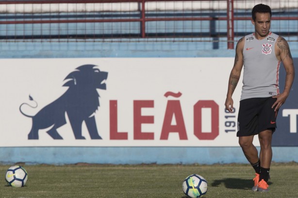 No CT do Fortaleza, Jadson treina para encarar o Ceará, pelo Brasileirão