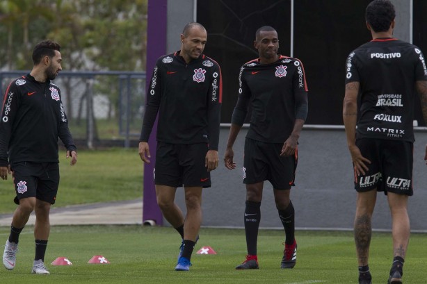 No CT Joaquim Grava, Roger e Marllon conversam durante o treino de reapresentação da equipe