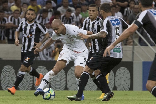 O atacante Roger durante momento em que marcou o único gol do Corinthians na partida