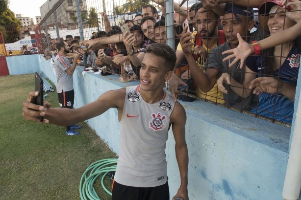 O jovem Pedrinho também atendeu à torcida e tirou selfie com várias pessoas no CT do Fortaleza
