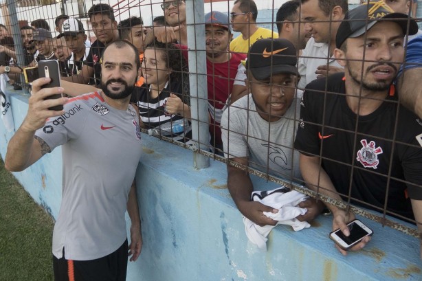 O meia Danilo atende aos torcedores durante o treino no CT do Fortaleza