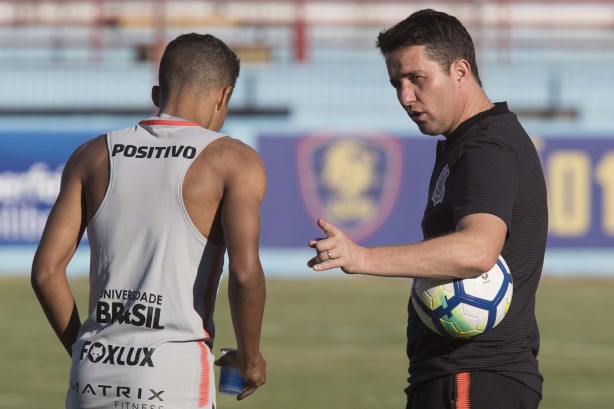 Osmar Loss orienta o garoto Pedrinho durante treino no CT do Fortaleza