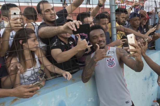 Paulo Roberto tira selfie com a torcida corintihana no CT do Fortaleza