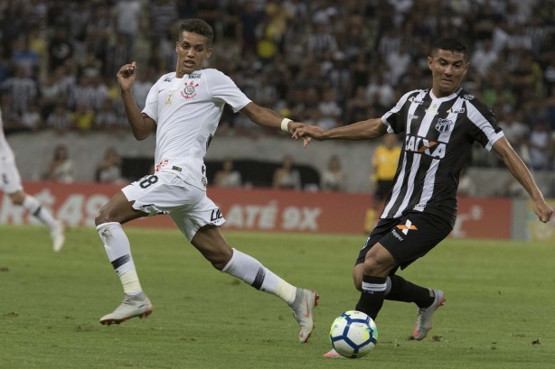 Pedrinho em jogada contra o Ceará, pelo Brasileirão