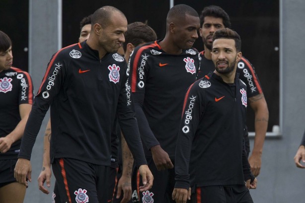Roger, Clayson e Marllon durante o treino de reapresentação no CT Joaquim Grava
