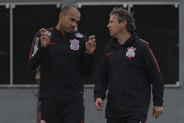Roger e o preparador físico do Corinthians durante o treino desta segunda-feira