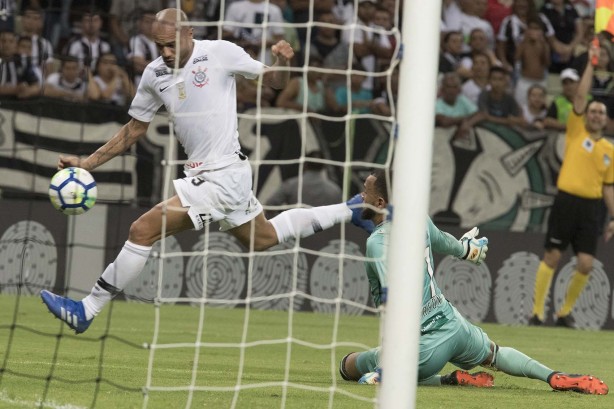 Roger marcou o único gol corinthiano contra o Ceará, em Fortaleza, pelo Brasileirão
