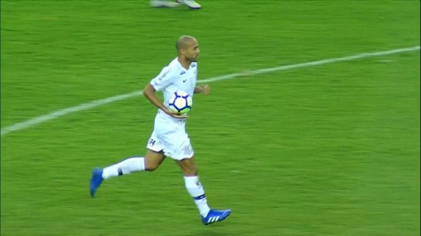 Roger, na única bola que recebeu, deixou o dele em derrota no Castelão