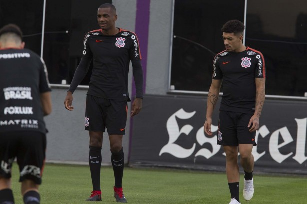 Zagueiro Marllon e meia Douglas durante treino de reapresentação no CT