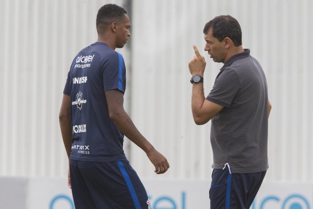 J e Carille durante treinamento; centroavante era o principal lder do grupo de 2017