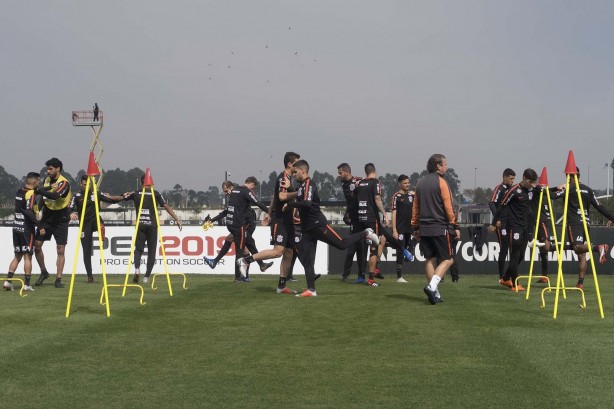 Jogadores durante o último treino antes de enfrentar o Palmeiras