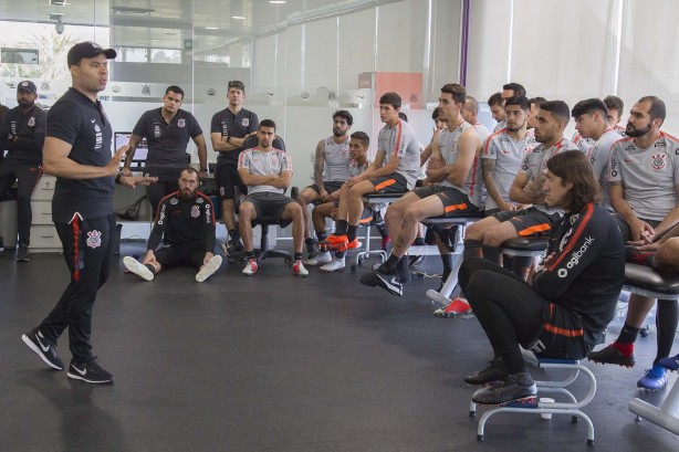 Jogadores ficaram deram atenção ao novo técnico do Corinthians