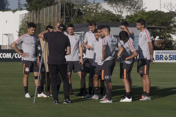 Novo técnico do Timão conversou com os jogadores durante o treino