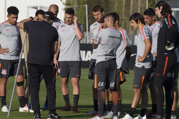 Novo técnico do Timão conversou com os jogadores durante o treino