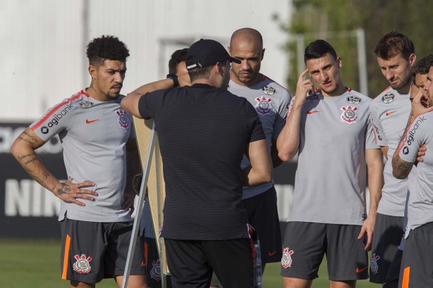 Novo técnico do Timão conversou com os jogadores durante o treino