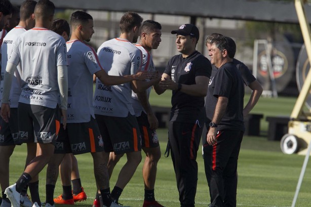 Novo técnico do Timão conversou com os jogadores durante o treino