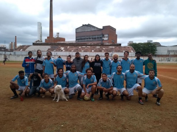 Unio Lapa hoje tem homens, mulheres e at cachorro em campo