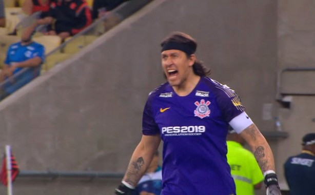 Cássio chama atenção de Avelar, que tinha trabalho para marcar Everton Ribeiro