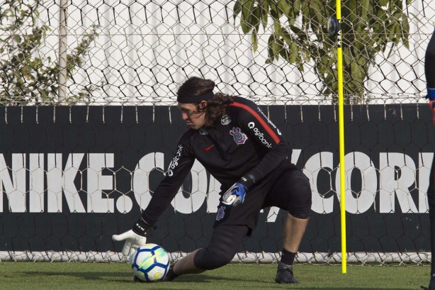 Cássio fez atividades no treino desta segunda