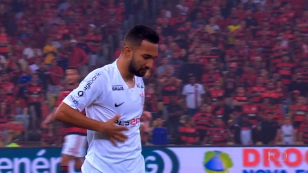 Clayson desperdiçou grande chance de gol na etapa inicial