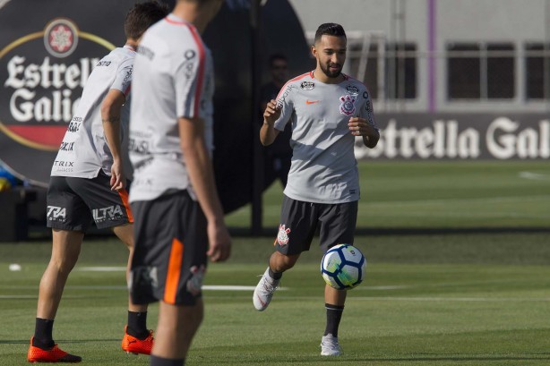 Clayson durante treino desta segunda