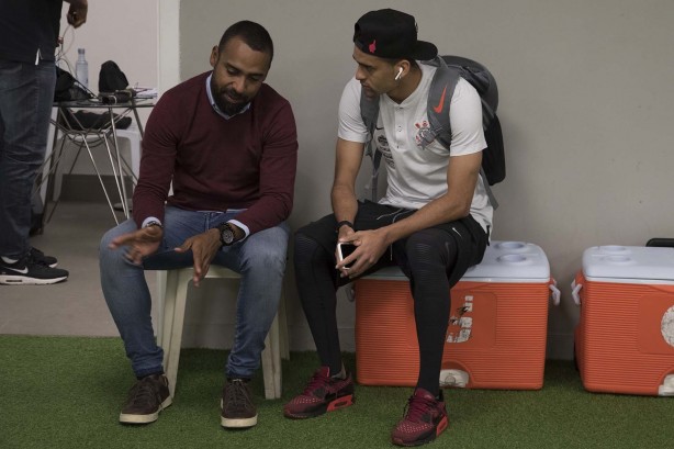 Coelho e Léo Santos conversam antes da partida contra o Palmeiras