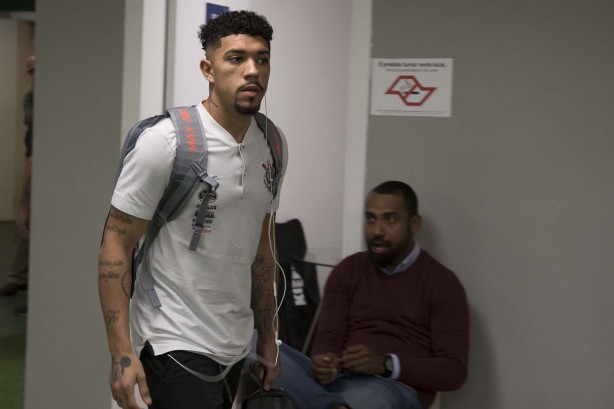 Douglas chega ao vestiário para a partida contra o Palmeiras