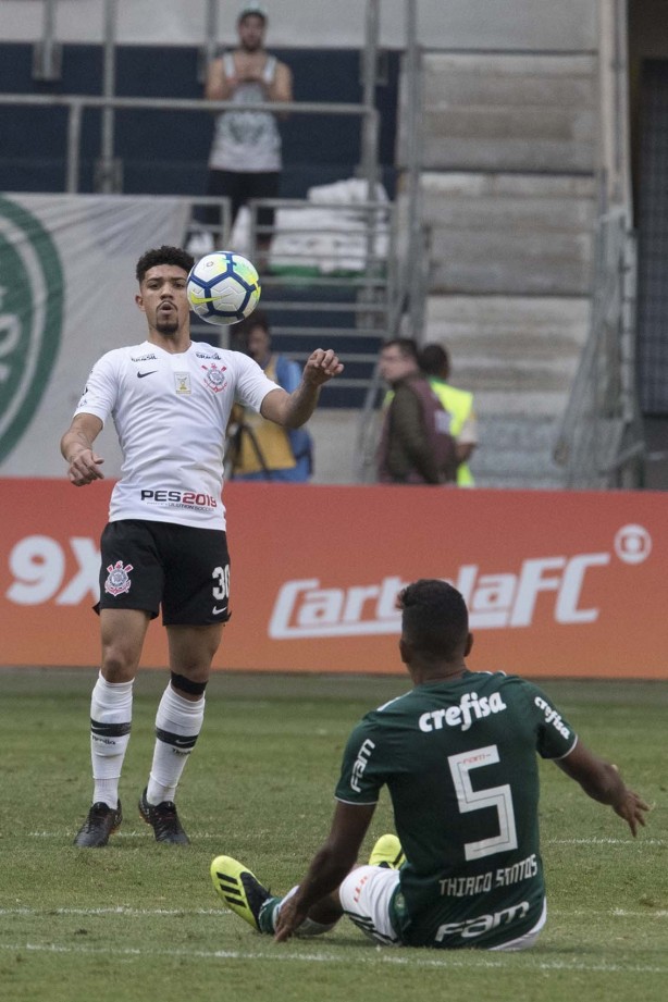 Douglas duante partida contra o Palmeiras