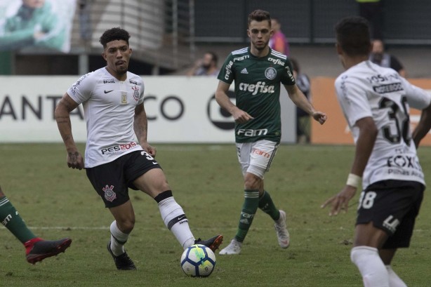 Douglas e Pedrinho durante a partida contra o Palmeiras, pelo Campeonato Brasileiro