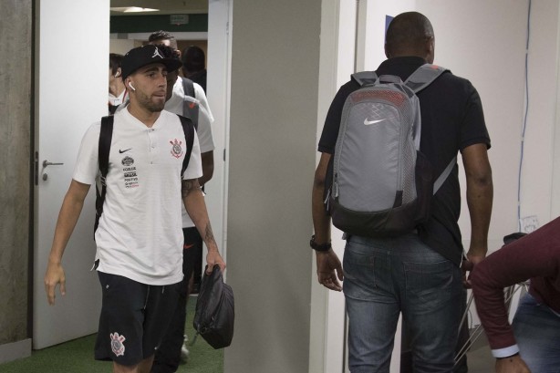 Gabriel chega ao vestiário para a partida contra o Palmeiras