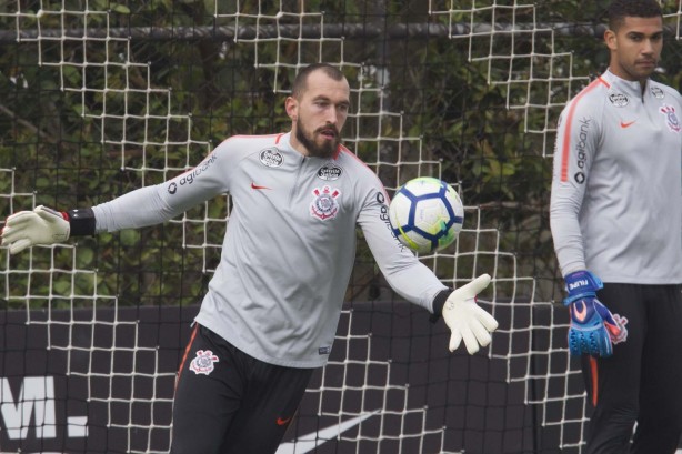 Goleiro Walter fazendo atividade no treino deste sábado