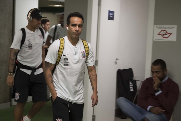 Jadson chega ao vestiário para a partida contra o Palmeiras