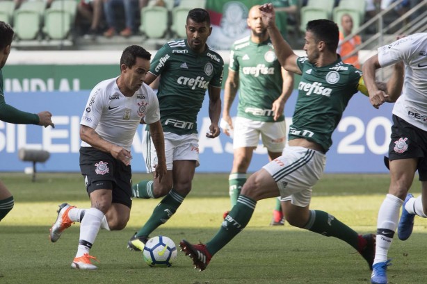 Jadson passa pelo adversário na partida contra o Palmeiras