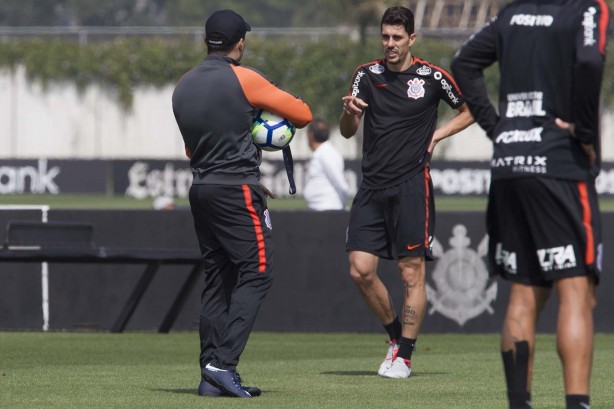 Jair Ventura conversa com seus jogadores