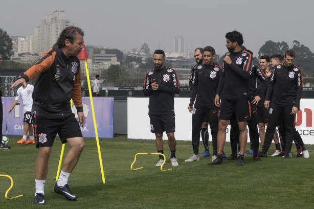 Jogadores durante o último treino antes de enfrentar o Palmeiras