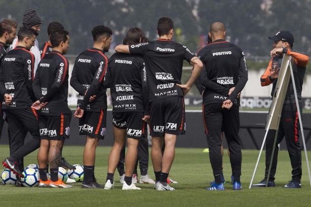 Jogadores durante o último treino antes de enfrentar o Palmeiras