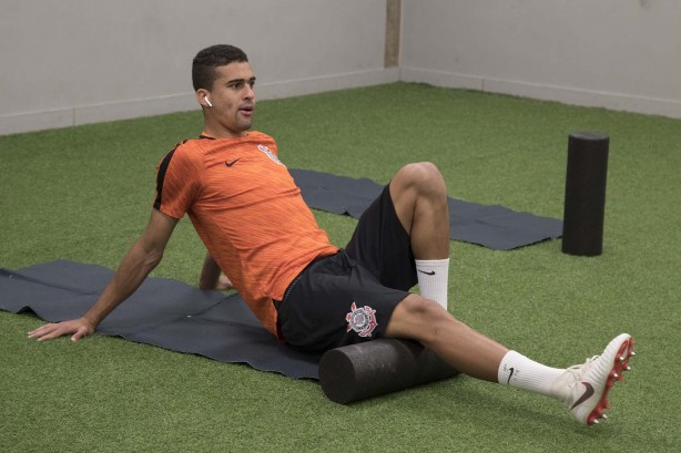 Léo Santos faz alongamento antes da partida contra o Palmeiras